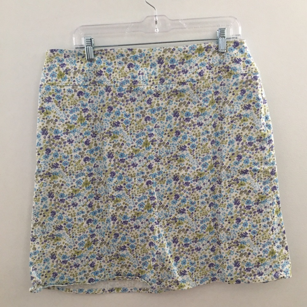 Chaus Size 12 Flowered Mini 21.5” Skirt with Zippered Side